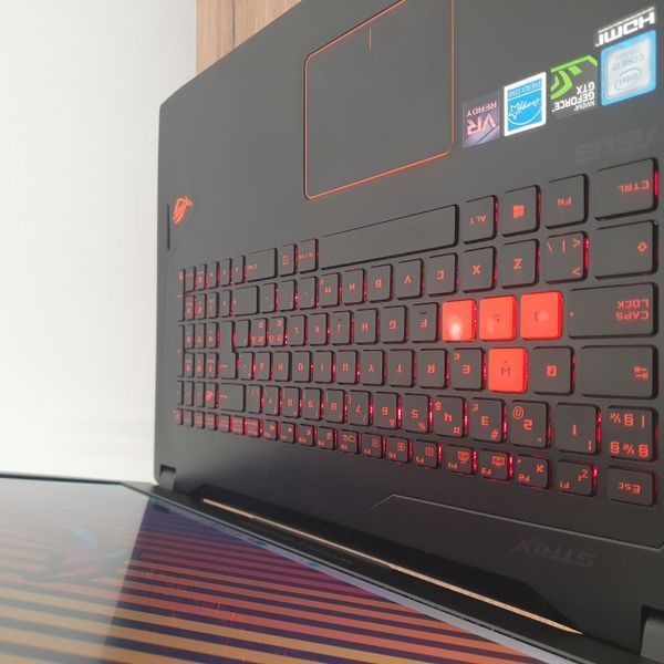 БУ Игровой ноутбук ASUS ROG Strix GL702 17.3" FHD 120гц / Nvidia Geforce GTX1070 8gb / Intel Core i7-7700HQ / 16гб DDR4 / 512гб SSD #3358 фото